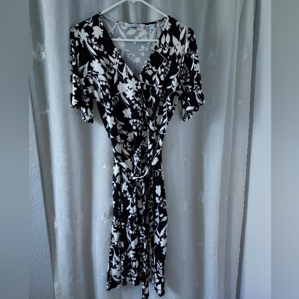 Isaac Mizrahi black and white faux wrap dress size small